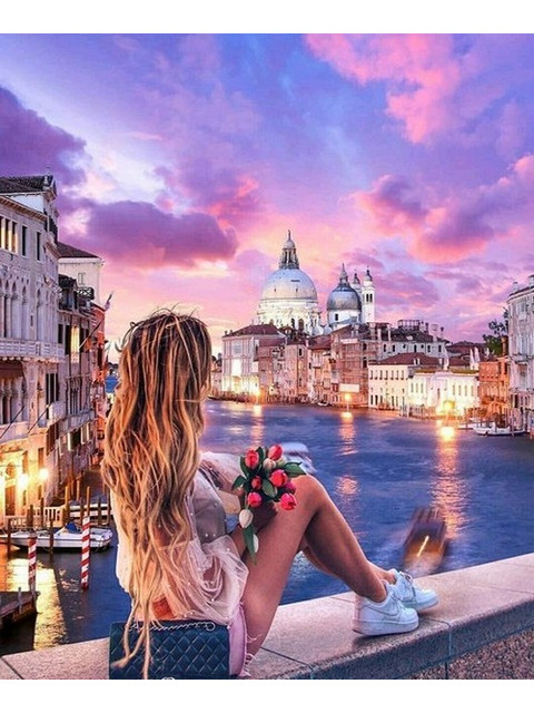 Девушка с букетом тюльпанов. Венеция