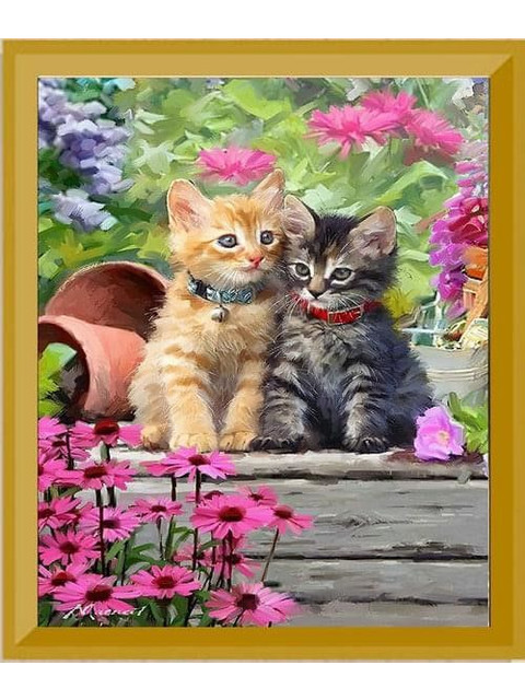 Два котенка в цветочном саду