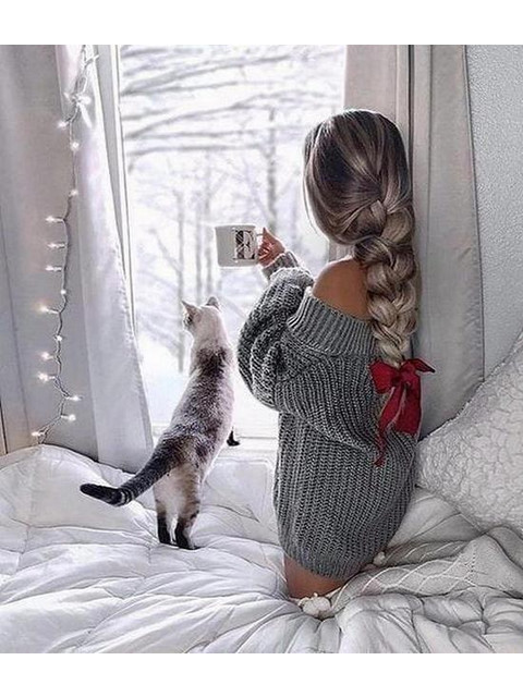 Девушка с котиком у окна