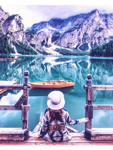 Девушка у горного озера