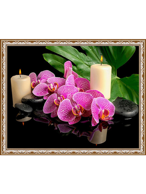Розовая орхидея и свечи